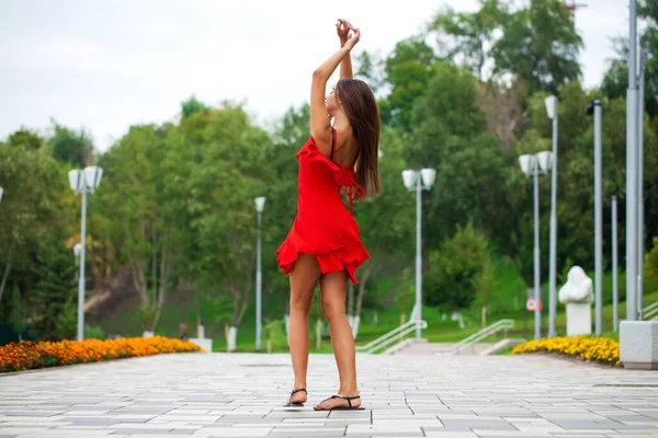 Retrato Pleno Crescimento Jovem Bela Mulher Morena Vestido Vermelho Andando — Fotografia de Stock