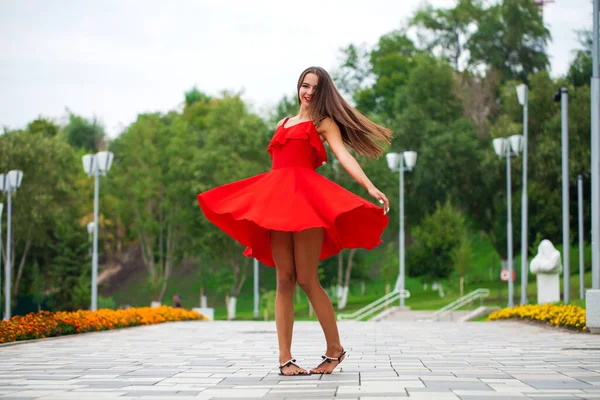 Retrato Pleno Crescimento Jovem Bela Mulher Morena Vestido Vermelho Andando — Fotografia de Stock