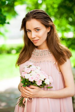 Yaz parkında genç ve güzel bir esmer kızın portresi.