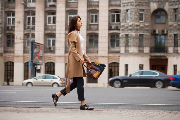 Jeune Belle Femme Manteau Beige Avec Sac Marchant Dans Rue — Photo