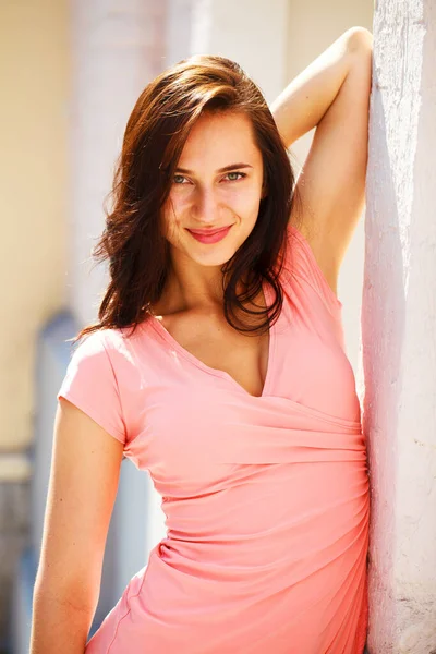 Щаслива Красива Молода Брюнетка Сексуальній Рожевій Сукні Білій Стіні — стокове фото