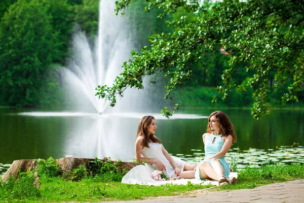 Full Length Portrait Young Women Resting Pond Summer Park — Stock Photo, Image