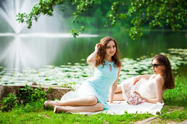 Full Length Portrait Young Woman Resting Pond Summer Park — Stock Photo, Image