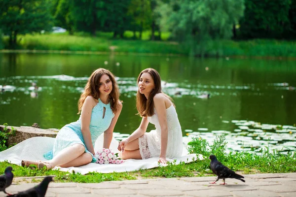 Full Length Portrait Young Women Resting Pond Summer Park — Stock Photo, Image