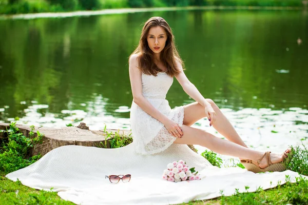 Retrato Cuerpo Completo Una Joven Hermosa Mujer Vestido Blanco Posando — Foto de Stock