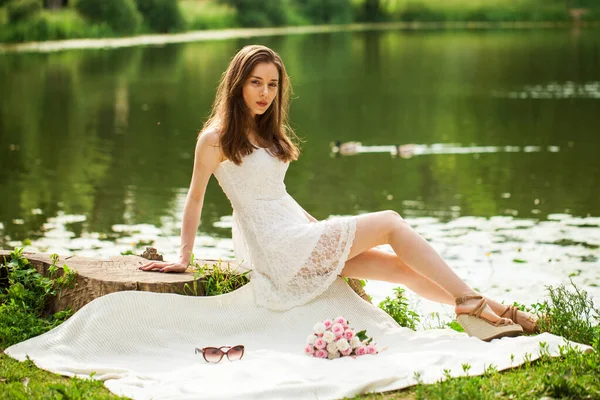 一个身穿白衣 站在湖边的年轻女子的全身像画像 — 图库照片