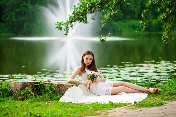 Full Length Portrait Young Woman Resting Pond Summer Park — Stock Photo, Image