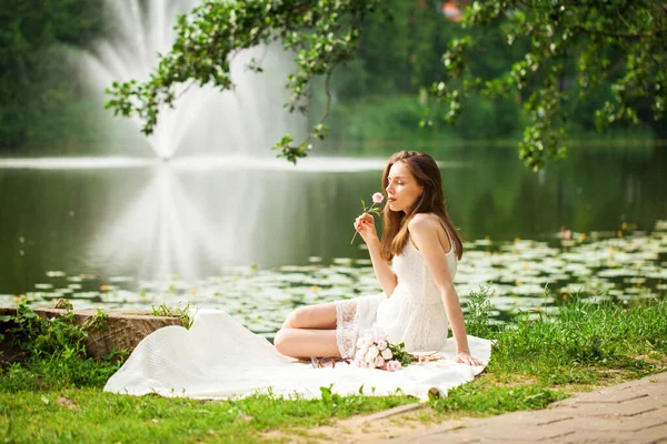 Bir Yaz Parkında Gölün Kenarında Dinlenen Genç Bir Kadının Tam — Stok fotoğraf