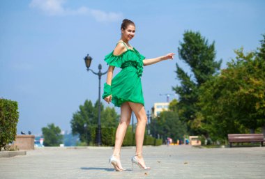 Yeşil elbiseli güzel esmer kadın.