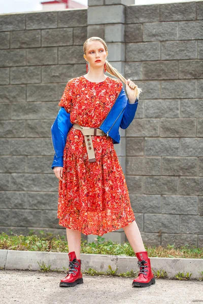 Retrato Corpo Inteiro Uma Jovem Menina Bonita Vestido Vermelho — Fotografia de Stock