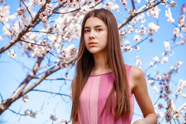 Menina Bonita Adolescente Estão Posando Jardim Perto Árvore Cereja Flor — Fotografia de Stock