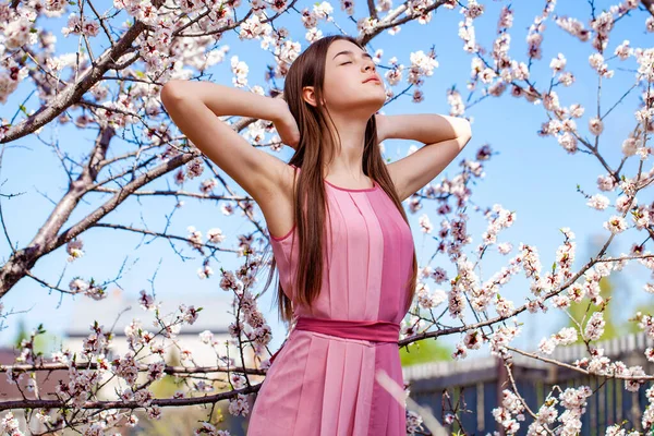Menina Bonita Adolescente Estão Posando Jardim Perto Árvore Cereja Flor — Fotografia de Stock