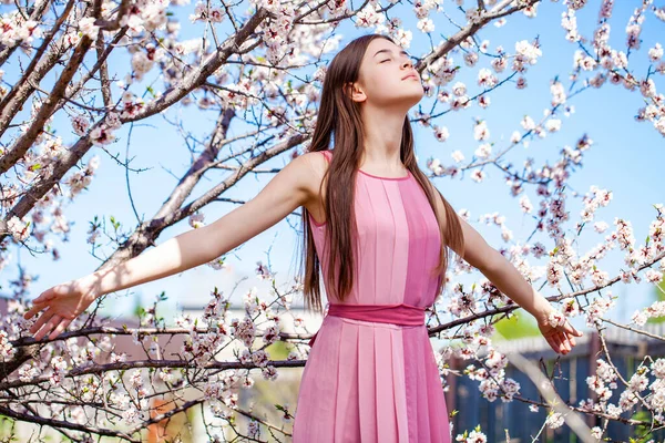 Söt Tonåring Poserar Trädgården Nära Blommande Körsbärsträd Med Vita Blommor — Stockfoto