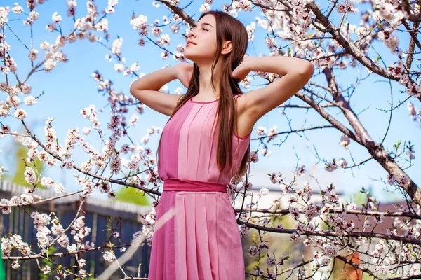 Retrato Cerca Una Joven Morena Vestida Rojo Sobre Fondo Cereza — Foto de Stock