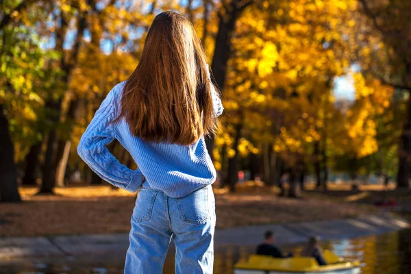 Närbild Porträtt Ung Flicka Blå Tröja Höstpark Utomhus — Stockfoto