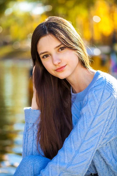 Detail Portrét Mladé Dívky Modrém Svetru Podzimní Park Venkovní — Stock fotografie