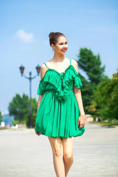 Joven Hermosa Mujer Morena Vestido Verde —  Fotos de Stock