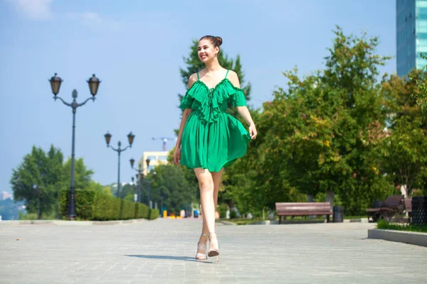 Tineri Frumos Bruneta Femeie Rochie Verde — Fotografie, imagine de stoc