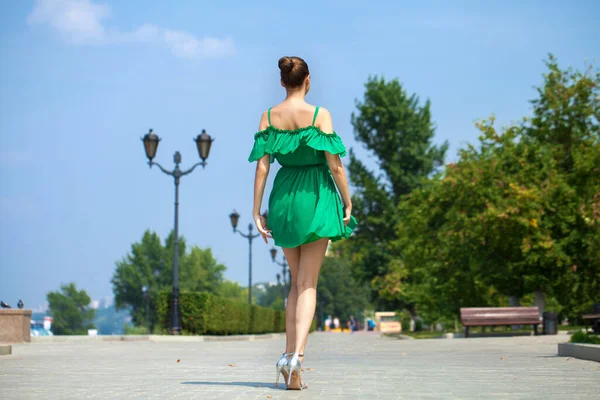 Retrato Cuerpo Completo Una Joven Hermosa Mujer Caminando Parque Verano —  Fotos de Stock