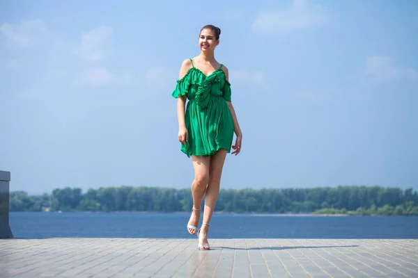 Joven Hermosa Mujer Morena Vestido Verde —  Fotos de Stock