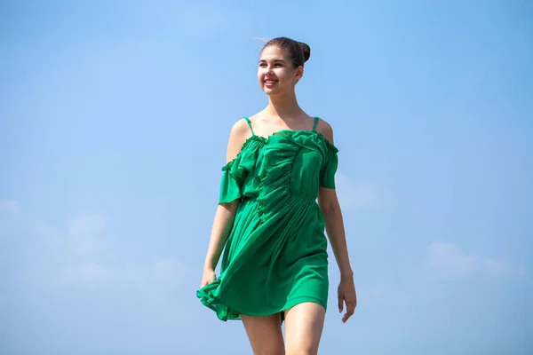 Jovem Bela Mulher Morena Vestido Verde — Fotografia de Stock