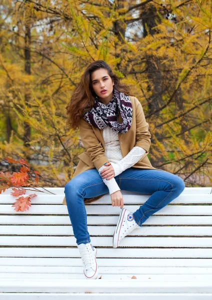 Giovane Bella Donna Seduta Una Panchina Nel Parco Autunnale — Foto Stock