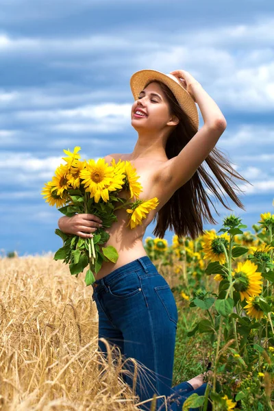 Porträt Einer Halbnackten Brünetten Frau Mit Einem Strauß Sonnenblumen Die — Stockfoto