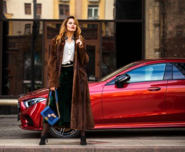 Uzun kürklü güzel bir kadının vücut portresi.