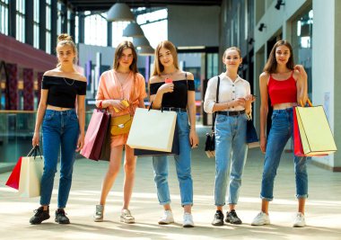 Alışveriş merkezinde beş genç kız arkadaş. 