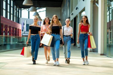 Alışveriş merkezinde beş genç kız arkadaş. 