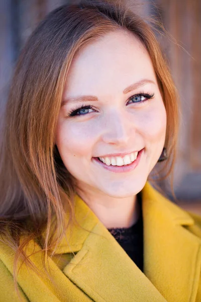 Young Beautiful Woman Yellow Coat — Stock Photo, Image