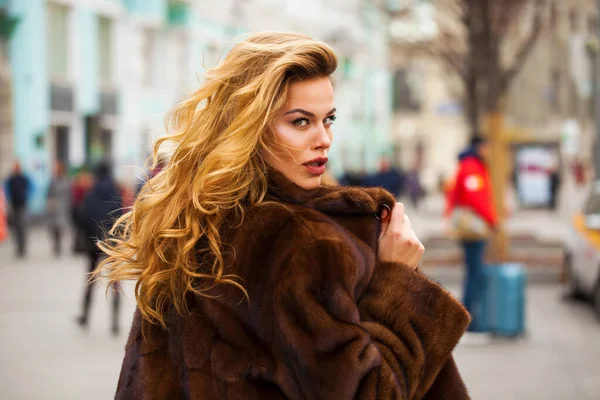 Beautiful Young Blonde Woman Mink Fur Coat Walking Autumn Street — Stock Photo, Image