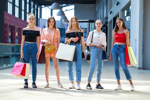 Alışveriş merkezinde beş genç kız arkadaş. 