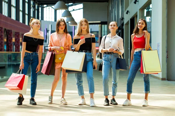 Alışveriş merkezinde beş genç kız arkadaş. 