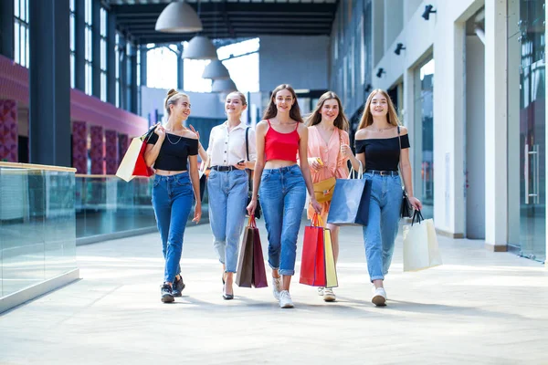 Fem Unga Flickvänner Köpcentret Med Shoppingväskor — Stockfoto