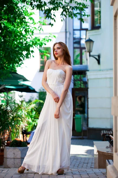 Pełna Długość Portret Pięknej Modelki Białej Sukience Pozowanie Letniej Ulicy — Zdjęcie stockowe