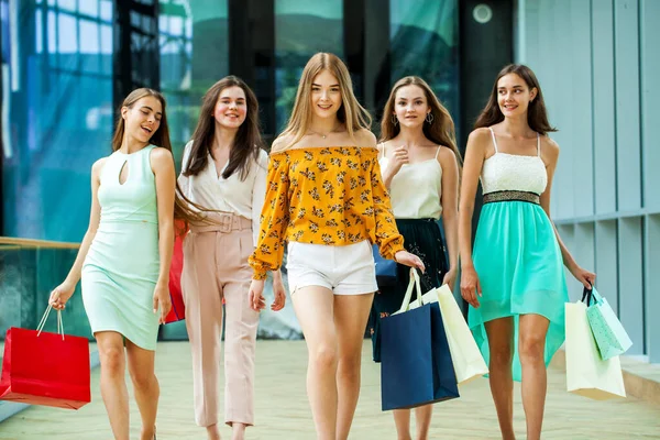 Cinq Jeunes Copines Dans Centre Commercial Avec Des Sacs Provisions — Photo