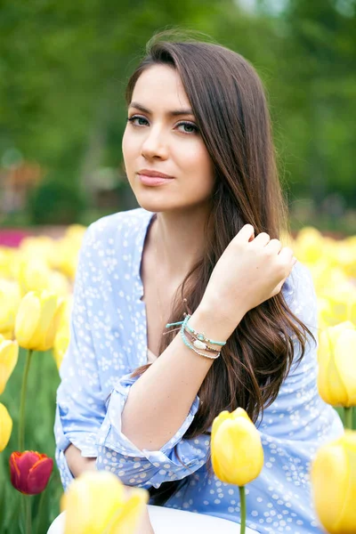 Schöne Junge Frau Mit Tulpen — Stockfoto