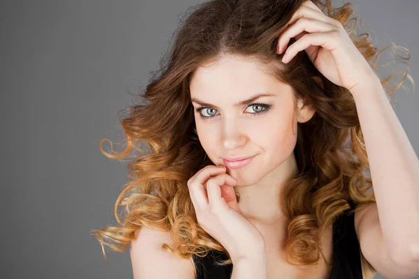 Retrato Belleza Mujer Joven Atractiva Aislado Sobre Fondo Gris —  Fotos de Stock