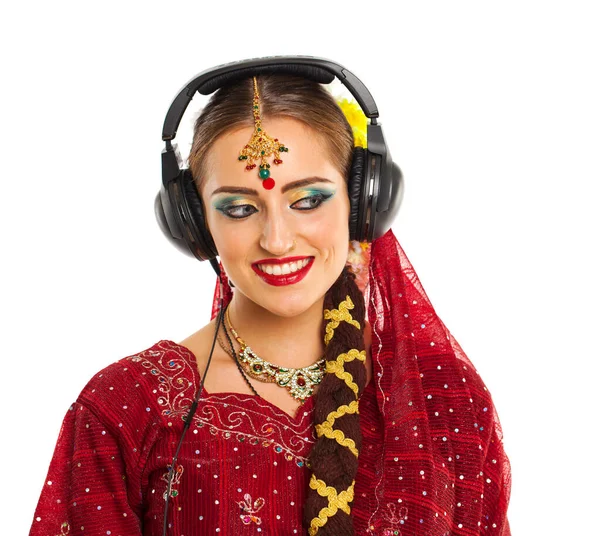 Jeune Belle Femme Indienne Écoutant Musique Sur Écouteurs — Photo