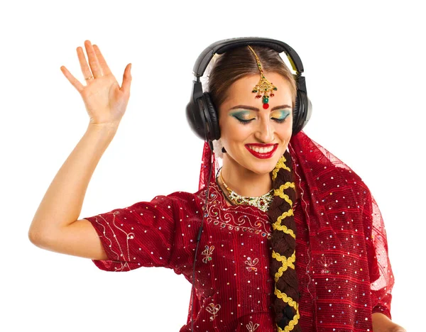 Joven Hermosa Mujer India Escuchando Música Los Auriculares —  Fotos de Stock