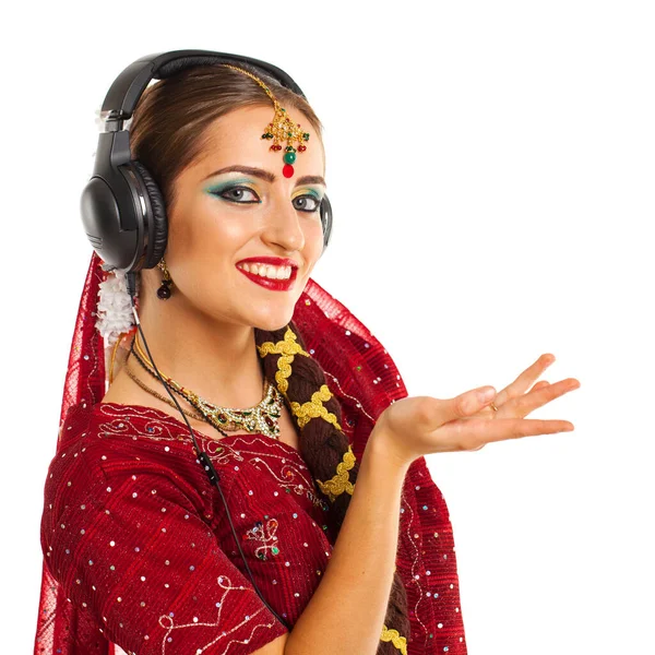 Młoda Piękna Hinduska Kobieta Słuchająca Muzyki Słuchawkach — Zdjęcie stockowe