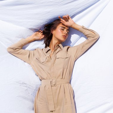 Genç ve güzel bir esmer kadının portresi.