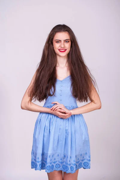 Primer Plano Retrato Una Joven Hermosa Morena Feliz Vestido Azul —  Fotos de Stock