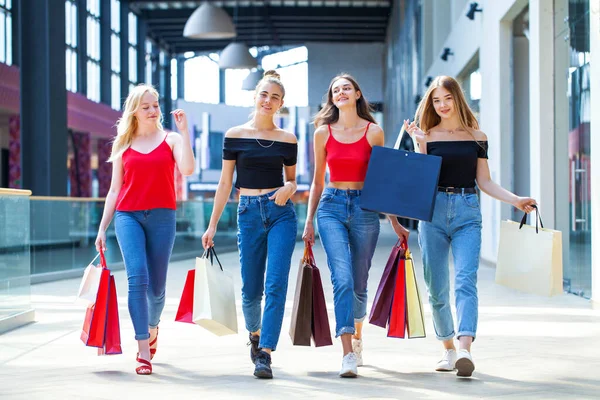 Vier Junge Freundinnen Spazieren Mit Einkäufen Durch Das Einkaufszentrum — Stockfoto