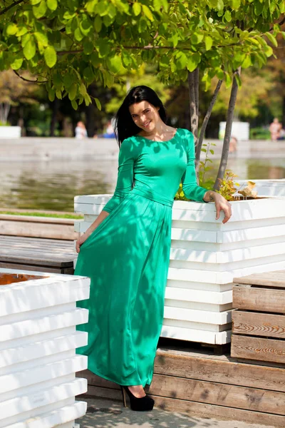 Joven Mujer Morena Hermosa Vestido Verde Largo Pie Calle Verano —  Fotos de Stock