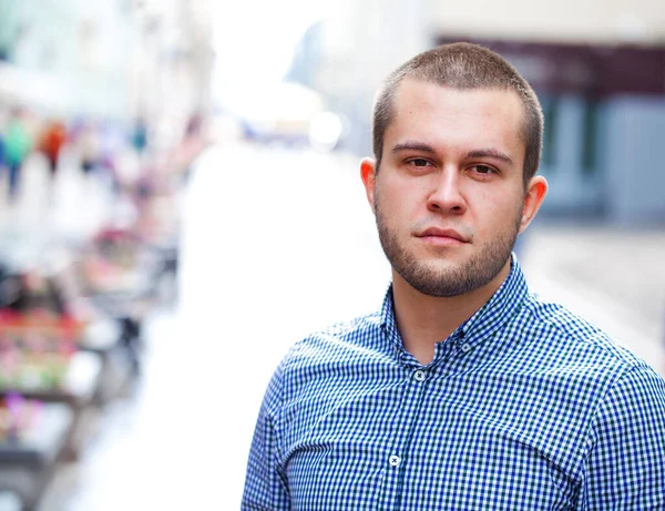 Mladý Pohledný Muž Kostkované Košili Pozadí Letní Ulice — Stock fotografie