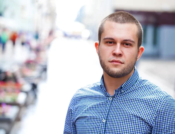 Joven Hombre Guapo Camisa Cuadros Fondo Calle Verano —  Fotos de Stock