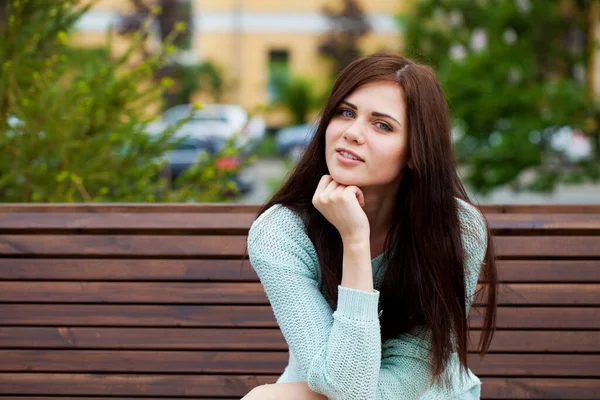 Piękna Młoda Brunetka Siedzi Ławce Słoneczną Pogodę — Zdjęcie stockowe