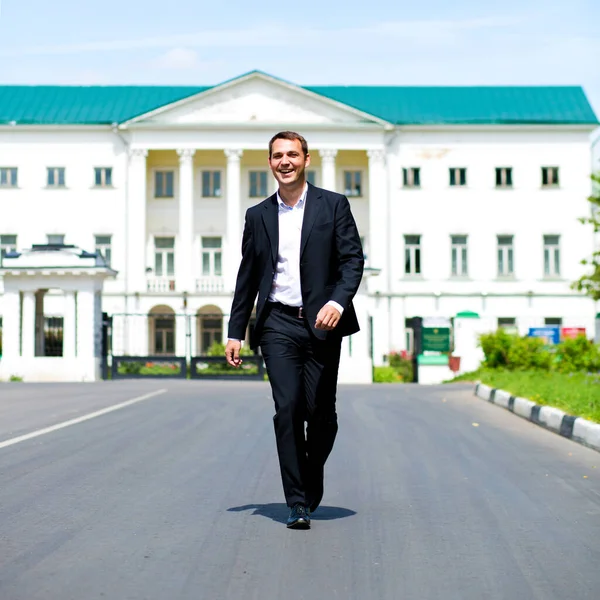 Πλήρες Πορτρέτο Ενός Νεαρού Ευτυχισμένου Επιχειρηματία Που Περπατάει Στο Δρόμο — Φωτογραφία Αρχείου